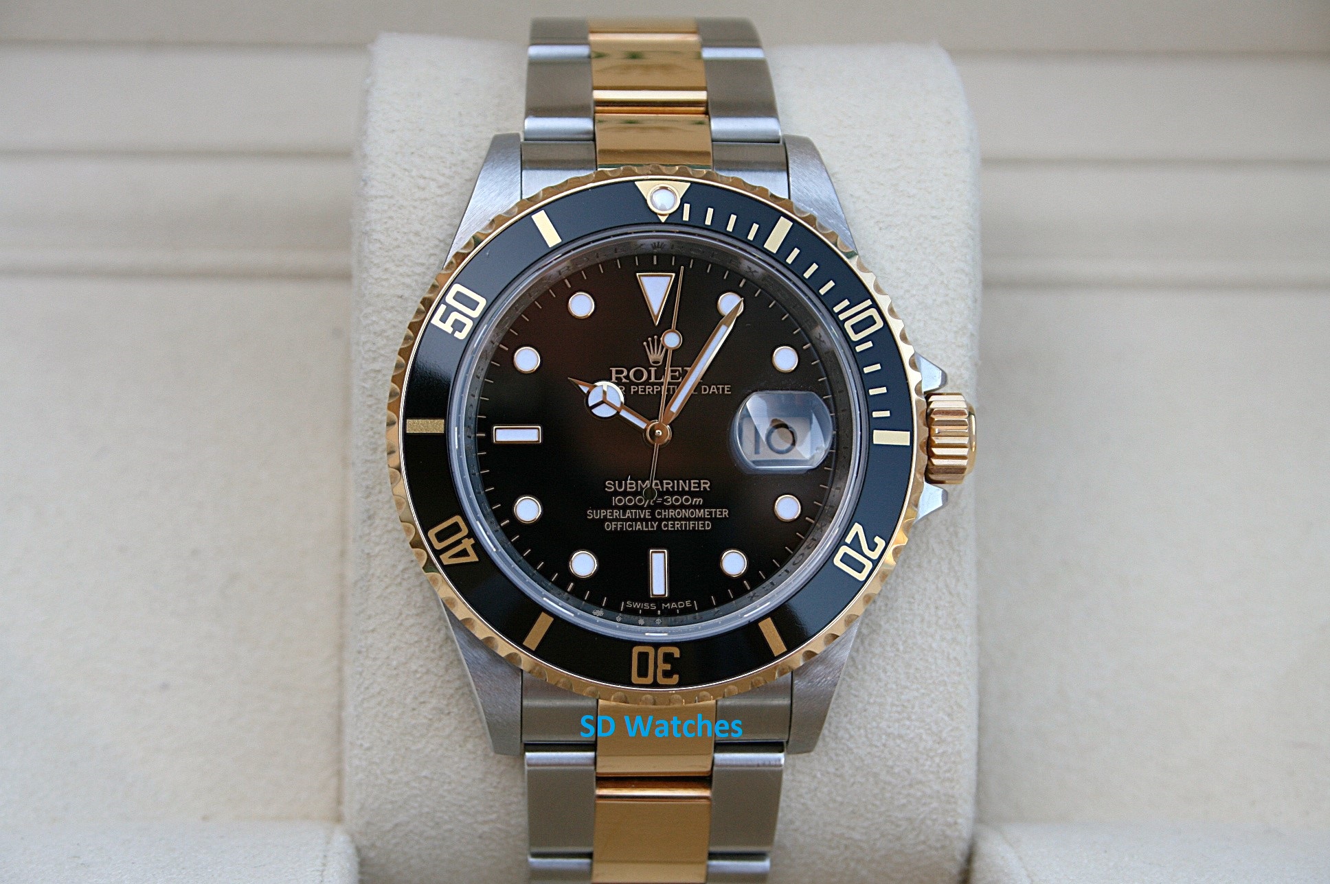 メルページ Auction: 1999 Rolex Submariner Date Two-Tone Black 